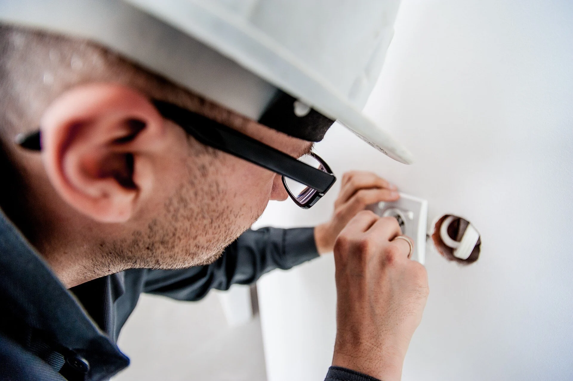 electrician-1080554_1920-1-Nov-08-2024-02-02-43-6839-PM electrician-1080554_1920-1-Nov-08-2024-02-02-43-6839-PM