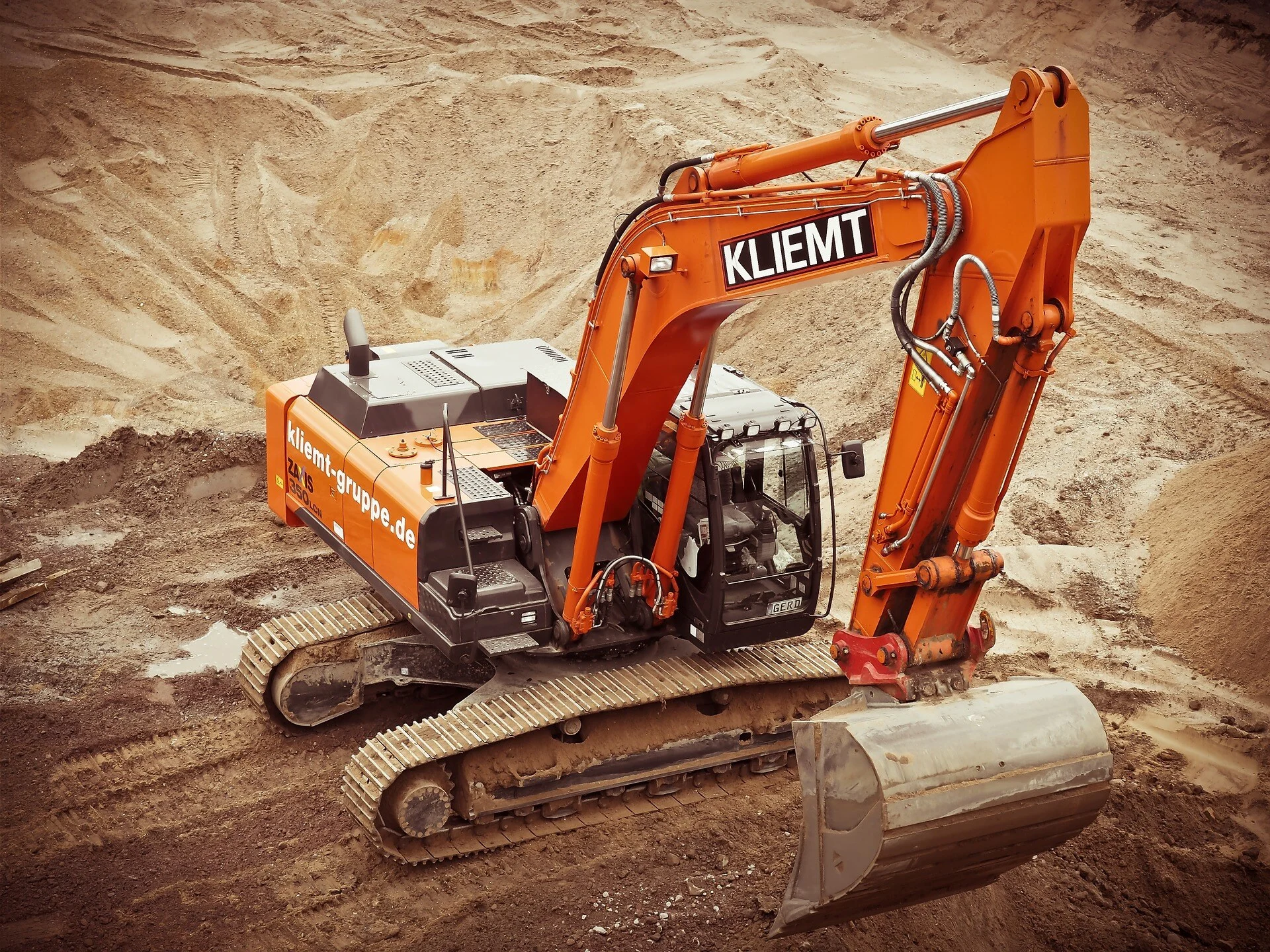 excavators-1174428_1920 excavators-1174428_1920